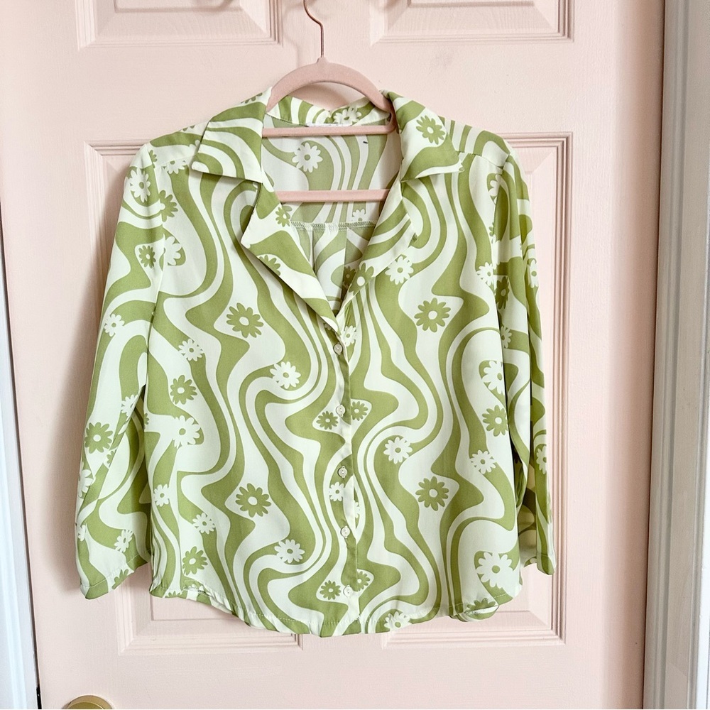 Green retro print timing button up